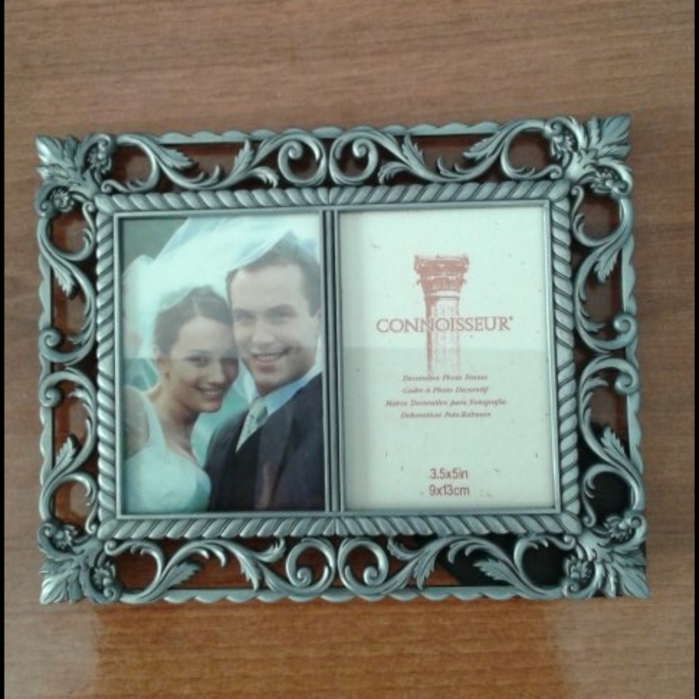 Picture frame for 2 pictures